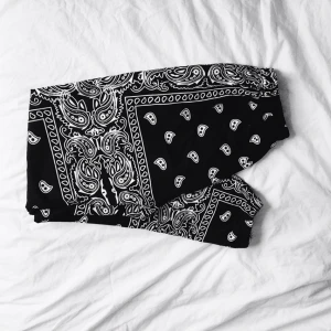  - Luftiga sköna mjukisbyxor i paisley från madlady. Använda ett fåtal gånger. Har fickor på sidorna samt resor vis ankeln och midja. 