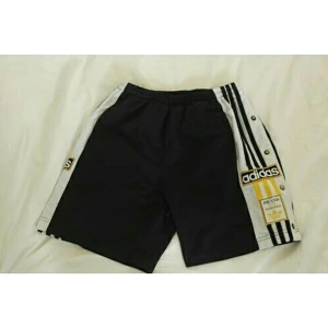  - välanvända shorts från adidas, säljes billigt då knapparna är lite slitna men 30 kr eller högst bjudande 