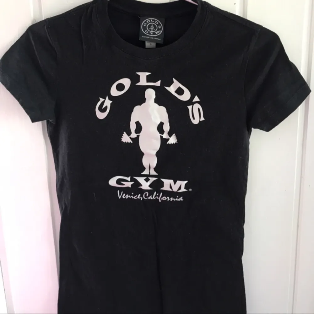 Helt ny oanvänd T-shirt i dammodellen från Gold's Gym (Gold's gear). T-shirts.