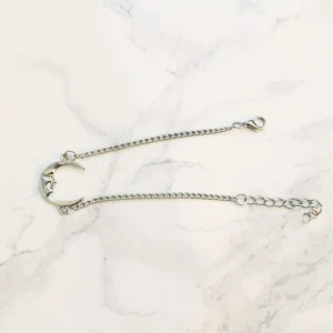  - Armband med "silver" måne. 