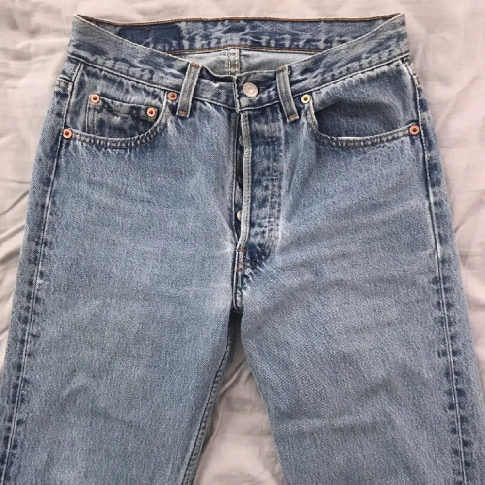 Perfekt vintageskick, avklippta nertill benen. Perfekta jeansen! Säljer pga. för små för mig nu. (Bilden är min egen på jeansen) , passar XS-S, eventuellt liten M. Storlek 28 i Levis-storlek tror jag.. Jeans & Byxor.