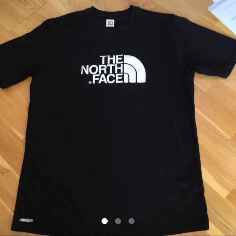 basic t-shirt från The North Face. använd en del men ser fortfarande ut som ny, tunt tyg men inte genomskinlig. T-shirts.