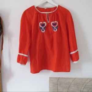  - Vintage 70s blus. Köpt secondhand, men är i väldigt fint skick. 