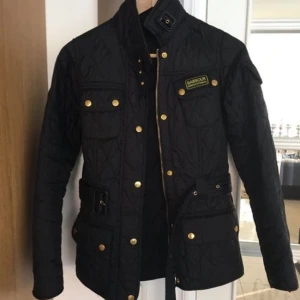  - Säljer nu min barbour jacka! Den är i storlek 36/S.  Kan frakta eller mötas upp i Linköping/Norrköping. Den är tvättad! 