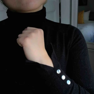  - Helt vanlig svart polo från zara. Använt skick men fortfarande fin. Små guldiga knappar vid armarna och små slits. Superskön och mjuk.