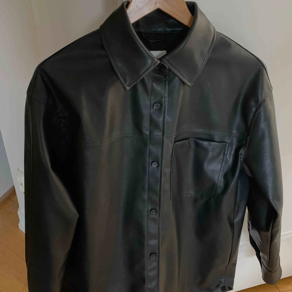 Superfin vegansk skinnskjorta från H&M  Härligt mjuk i materialet och fin både som skjorta eller jacka! . Jackor.