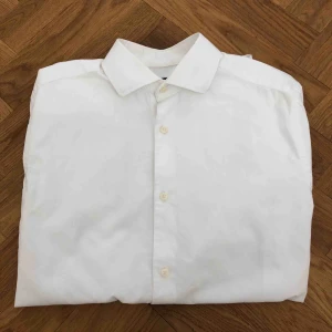  - Vit skjorta från Riley i storlek small slim fit