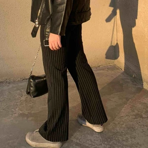  - Svin snygga långa kostymbyxor!! Svarta med vita ränder, säljer för att dom inte kommer till användning (nypris runt 599) Jag är 170 och dom sitter perfekt i längden 🌟🤜🏼💗🌞💕 använda ett fåtal gånger så i perfekt skick 