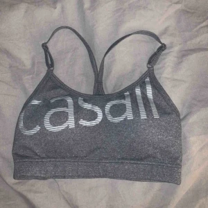  - Jätteskön sport-bh som inte kommer till användning tyvärr. Från Casall. Köparen står för frakt. 