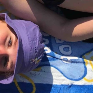  - Säljer denna tingeling buckethat, (den är ganska liten) 