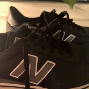  - Sneakers NEW BALANCE U410CC Svart, använda 4-5 gånger och är i fint skick. Priset kan diskuteras så skriv till mig om ni är intresserade🥰de är i storlek 40 men är som 39or! 