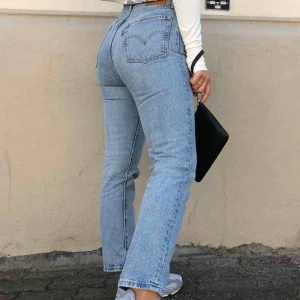  - Levi’s 501 jeans I ljusblå nyans. Super fint skick! Storlek w27 L 31 (motsvarar en 36) 