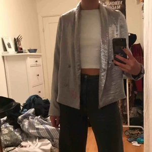 Silverblazer/kavaj från nakd! - Sjukt snygg silvrig blazer/kavaj från NA-KD i storlek 36! Möts upp i stockholm eller fraktar!