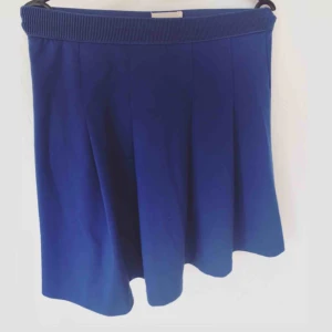  - Kornblå kjol fr Lindex. Märket är Holly Whyte.  Resår i midjan. Skön och somrig. I fint skick!