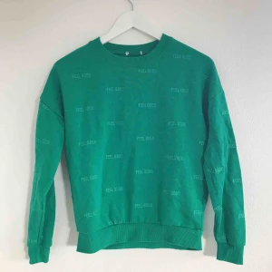  - Sjukt cool grön tröja i strl S. I princip aldrig använd och passar även XS/M. Står FEEL GOOD på framsidan, sjukt snyggt med jeans och lite annorlunda. Köpare står för eventuell frakt💗⚡️