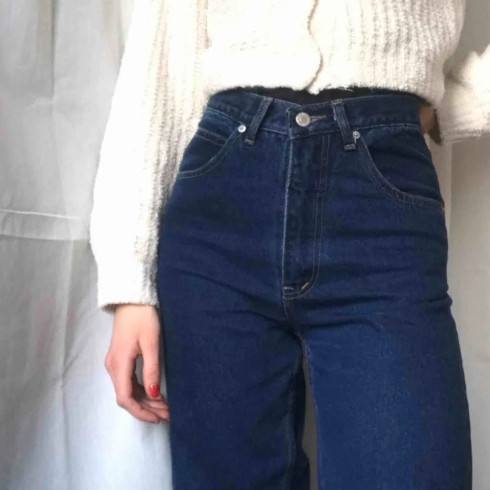 Så snygga mörkblåa mom-jeans köpta på Humana!🥰 Står ingen storlek, men skulle gissa att de är typ 26 i midjan och 32 i benen. • Ser i princip helt nya ut och har bara testats av mig.  Frakt på 60kr tillkommer.. Jeans & Byxor.