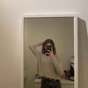 Stickad tröja med luva - Superfin stickad tröja med luva, endast använd 1 gång och är i nyskick ganska säker på att den inte säljs längre, 50kr inkl frakt☺️