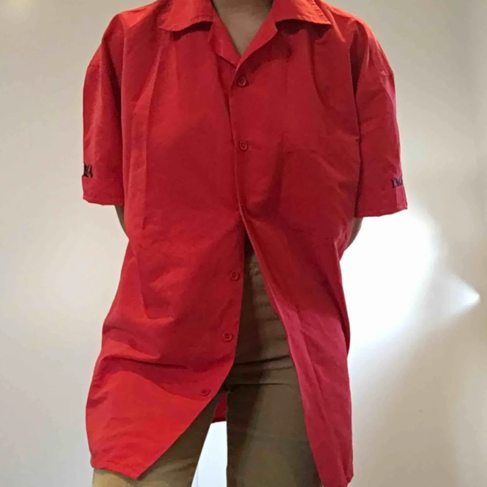 Röd kortärmad skjorta med detaljer i ärmarna och i nacken.  Sitter som en L på mig och är vanligtvis storlek S. (Köparen står för frakten) Kan skicka fler bilder om det önskas😊💐. Skjortor.