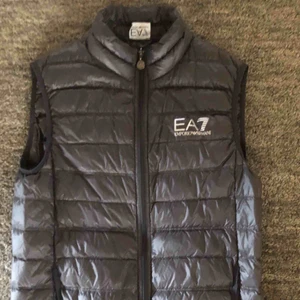  - Väldigt sparsamt använd, 7/10 cond. Perfekt till våren och sommaren. Sitter jättebra på kroppen. Ingår en påse som man fick vid köpet. Passar S och M