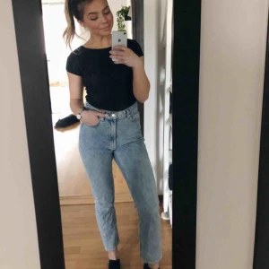  - Jeans från Carin Wester, strl 36. Inköpta för ungefär 1 år sedan men sparsamt använda, superfina! Frakt ingår i priset.