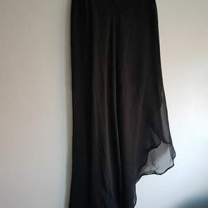 Svart kjol från Gina Tricot. Storlek 34.