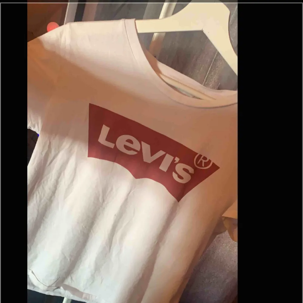 Säljer denna fina Levis tröja. Använt den några då gånger.. Skjortor.