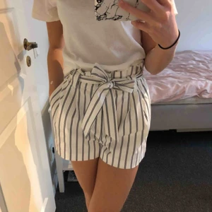 Randiga shorts  - Fina och sköna shorts från zara med skärp och fickor. Kostymmaterial, vit med marinblå ränder. Använd ca fem ggr, i bra skick. Köptes för 299 för två år sen. 