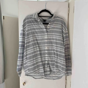  - Skjort-blus från Lindex. Använd ett fåtal gånger. Vid frakt står köparen för fraktkostnaden.