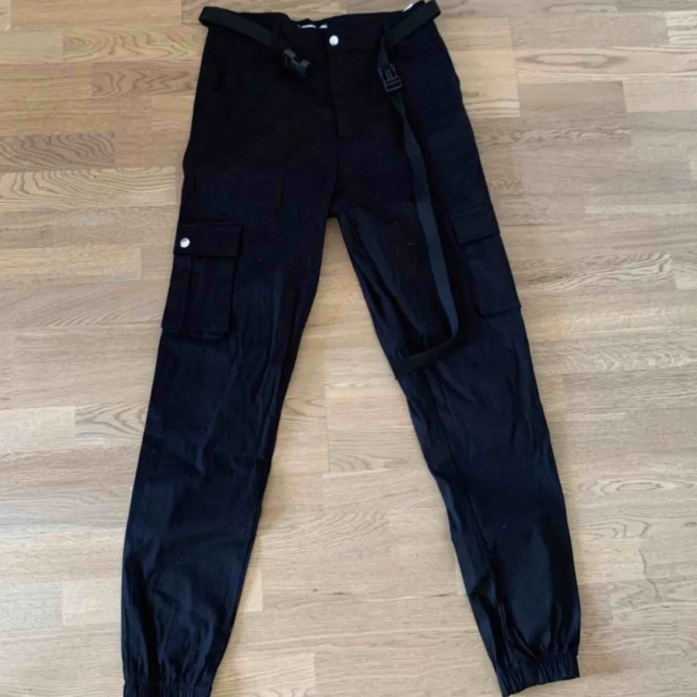 Aldrig använda cargo byxor från madlady som egentligen kostar 500kr. Jeans & Byxor.