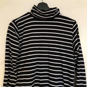 Randig polotröja - Säljer denna svart-o-vitrandiga polotröjan! 
