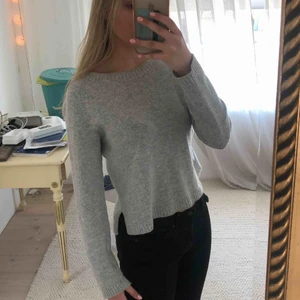  - Grå stickad tröja från Massimo Dutti. Den perfekta stickade tröjan.