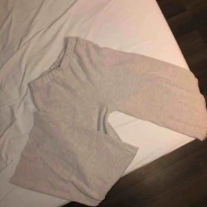  - Näst intill oanvända beiga vida byxor ifrån Zara. Liten fläck bak på vänster ben men inget man tänker på, går nog bort i tvätten.