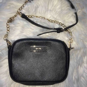  - En svart väska som passar allttttt🎩🦅🌚🎱🗿💣 skickar fler bilder vid intresse ( har andra väskor till salu 😍)