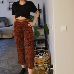 Leopardbyxor från zara  - Helt oanvända leopardbyxor från Zara, frakt tillkommer. Skickas inom 5 dagar efter mottagen betalning 