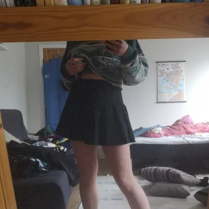 Svart tenniskjol - Kort svart tenniskjol från HM! Knappt använd pga lite kort för mig! (1.78) 