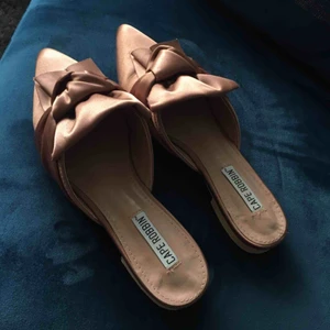  - Supersöta slip-ins i dusty pink från Chiquelle. Storlek 37. Mkt bra skick, endast använda en gång med superliten slitning längst fram på skorna (se bild). 