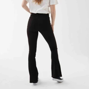  - säljer svarta bootcut jeans från ginatricot i storlek xs. de är rätt så långa, på gränsen för mig som är runt 160 cm lång.  nypris 399kr men säljer för 150 + frakt 💘 (skriv till mig för fler bilder)   pris kan diskuteras 