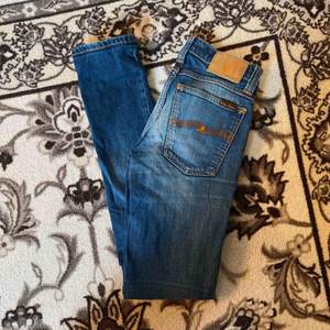 Superfina jeans från Nudie!  W26 L32 Betalning sker via swish. Köparen står för frakt!