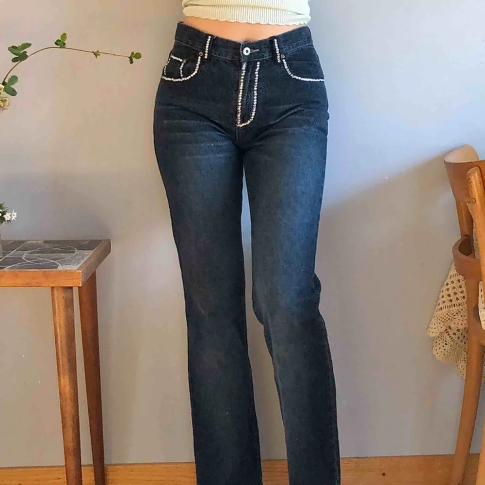 Högmidjade jeans i modellen straight leg. Stenar runt fickor och gylf. Gott skick! +Frakt 40kr❣️. Jeans & Byxor.