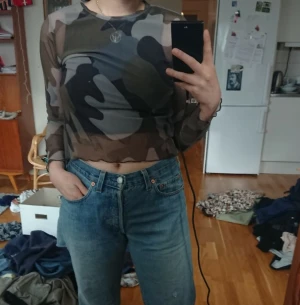 Transparent militärtröja  - Transparent militärtröja i croppad modell från monki. Storlek medium men passar även small. 