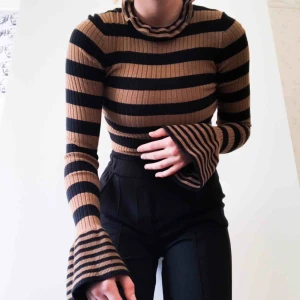  - Säljer en kabelstickad volang-topp från Bikbok i storlek XS. Stretchigt material och aldrig använd.  Fraktkostnad tillkommer. Ställ gärna frågor! :)