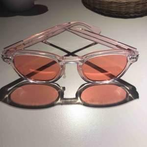 Snygga solglasögon med korallrosa glas från giambattista valli X hm. Svart fodral till glasögonen tillkommer