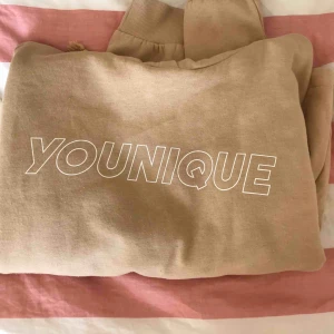  - Knappt använd beige hoodie från Ginatricot, köpt för 300 eller 400kr minns ej.  