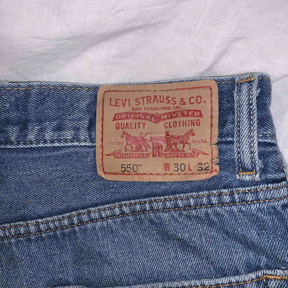levis jeans 550! avklippta går ner till fötterna på mig som är 165 💖. Jeans & Byxor.
