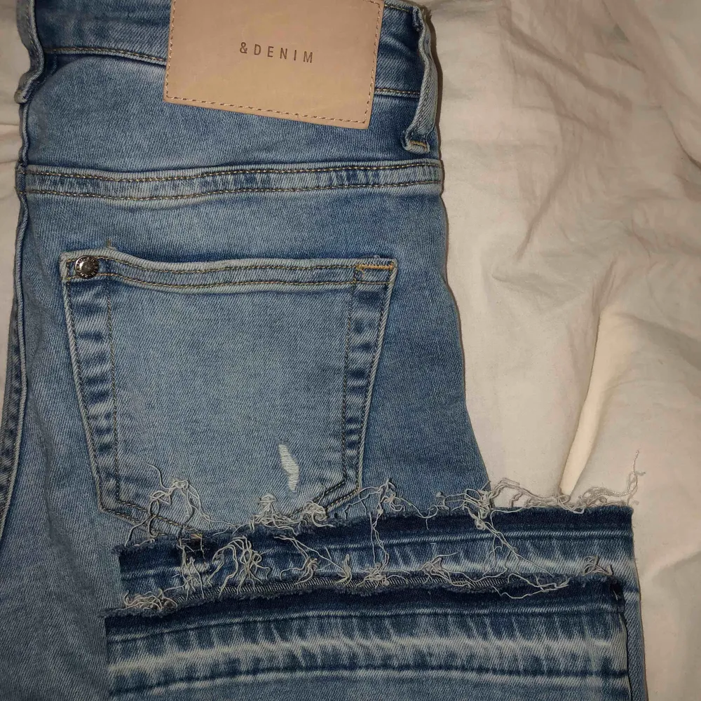 Kick flare jeans, croppade. Knappt använda pga för små, sitter som en 34 ungefär 👖. Jeans & Byxor.