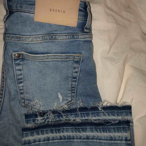  - Kick flare jeans, croppade. Knappt använda pga för små, sitter som en 34 ungefär 👖