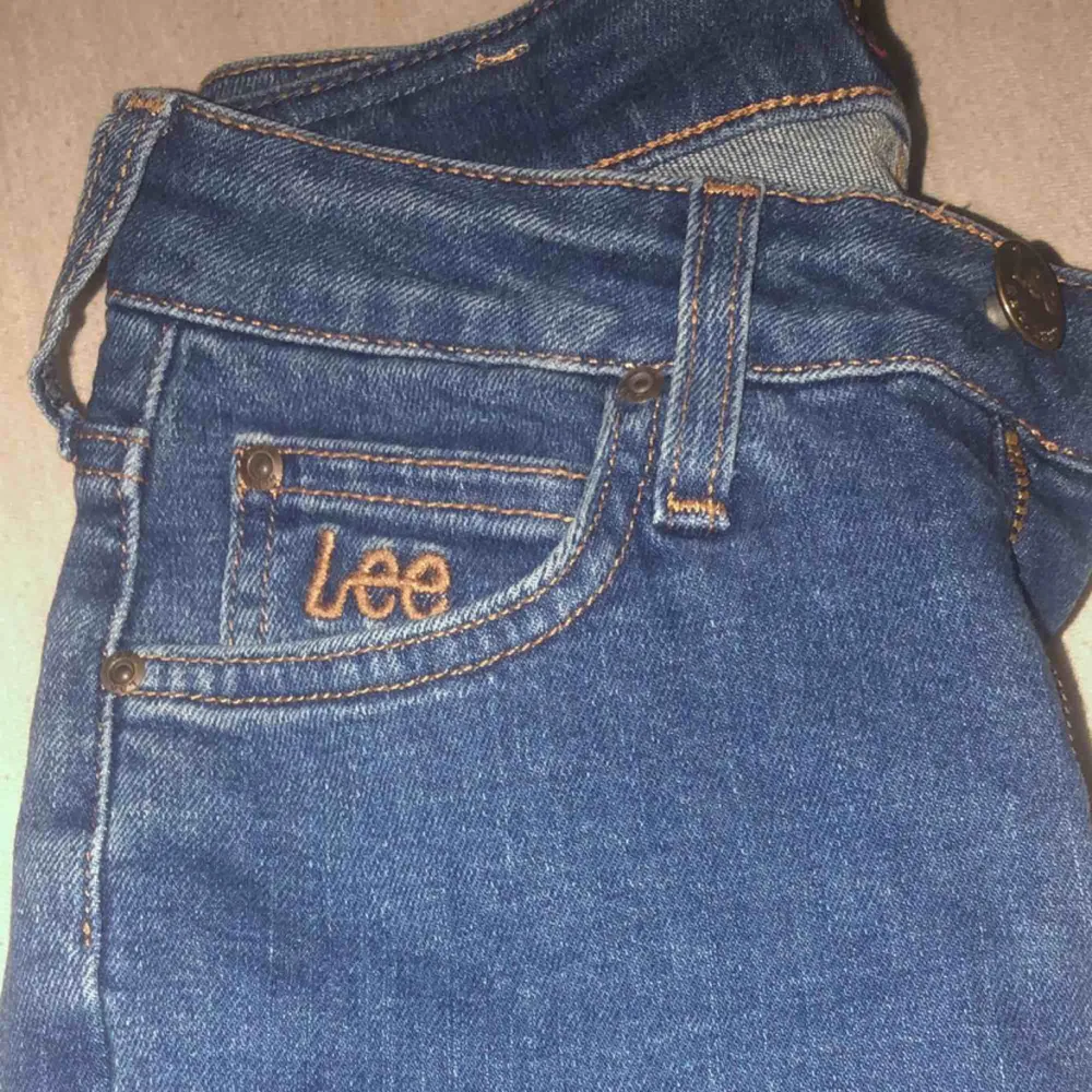 Fina oanvända byxor från Lee, köpta för 1k. Jättefin färg och mycket sköna, sitter tight åt i midjan så formar kroppen bra. Säljes då de inte kommer till användning. Går att hämta upp eller alternativt att jag kan posta ;). Jeans & Byxor.