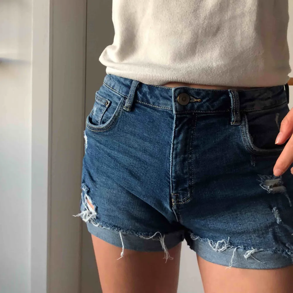 Vi säljer dessa supersnygga shortsen ifrån Zara. De är i storlek 38, men jag skulle nog säga att de sitter ungefär som ungefär S. De har slitningar både fram och bak och är i mycket bra skick!😁. Shorts.