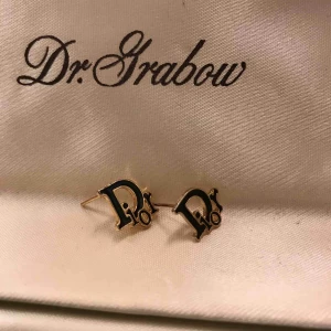  - Äkta dior örhängen i äkta guld