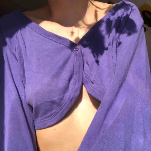 Kofta - Sötaste lila koftan🥺 fin att ha över en tröja eller som den är. Den är lång i ärmen så passar även strl S. Betalning sker via swish💜 FRAKT INGÅR!